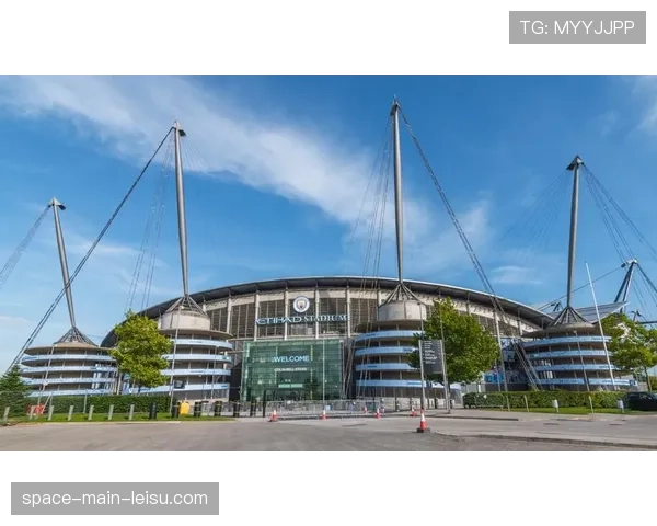 雨战！曼彻斯特的大雨影响了伊蒂哈德球场的草皮状况
