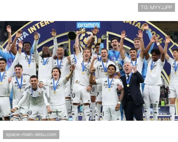 莫德里奇金球奖奖杯在米兰世界博物馆展出，吸引众多球迷参观